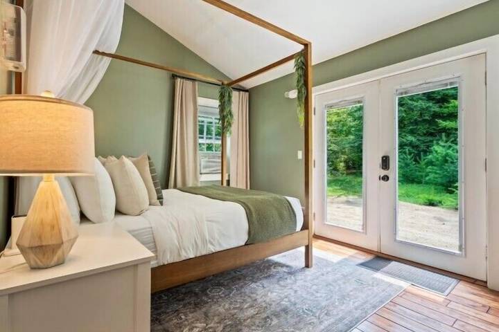 The Aurora Inn & Cottages