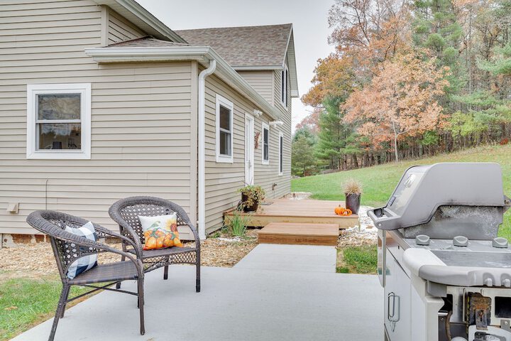 Lovely Rural Hixton Farmhouse w / Porch & Fire Pit!