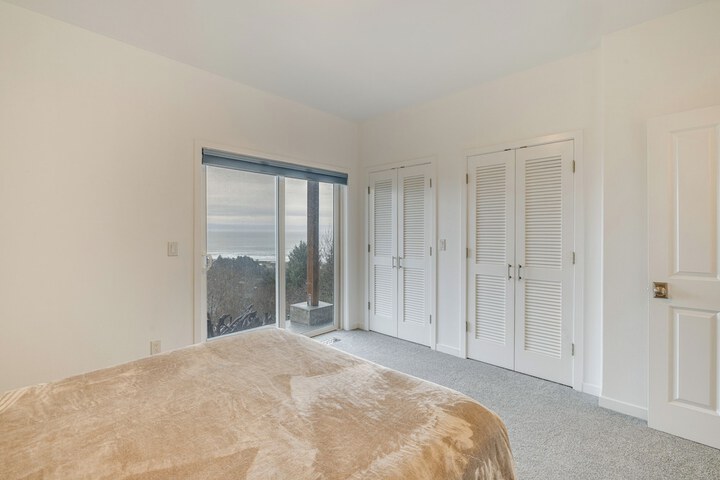 Lovely Rockaway Beach Home w / Pacific Ocean Views!