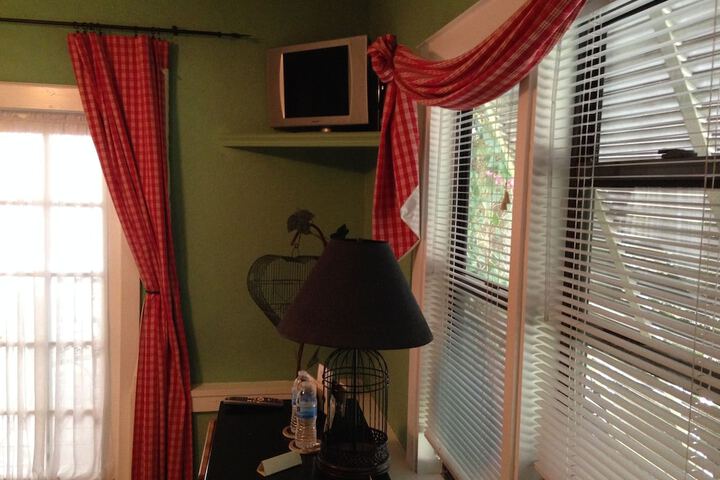 Room 33 of 80
