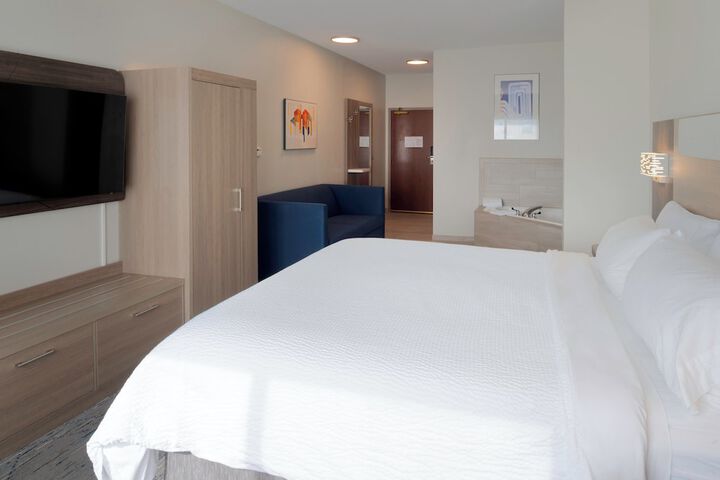 Holiday Inn Express Hotel & Suites Fort Atkinson by IHG