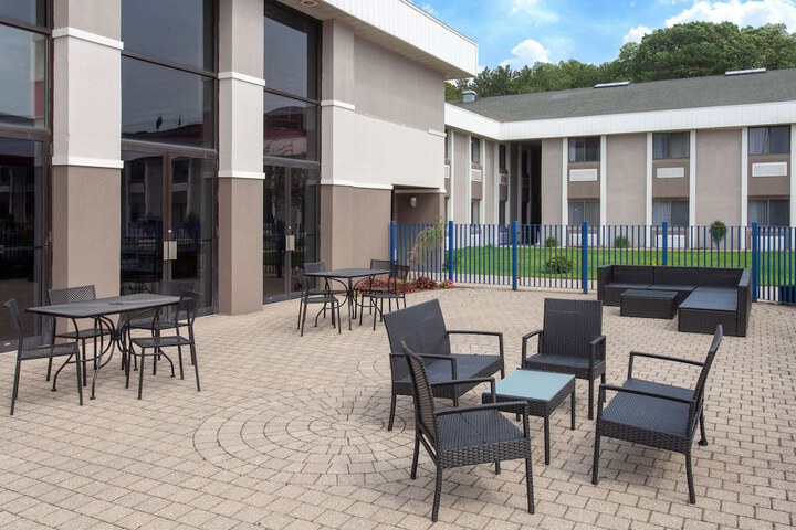 Hotel Exterior 34 of 34