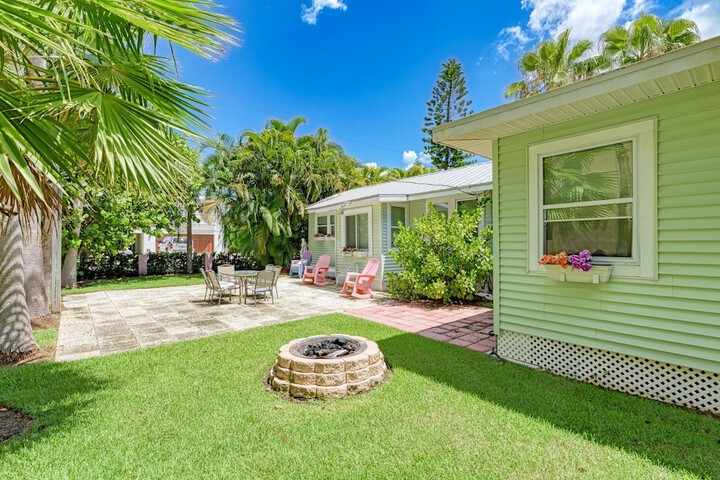 Cottage Haven-one Minute Walk To The Beach-private Yards-keyless Locks