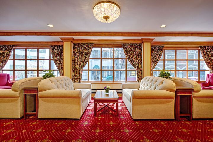 Lounge 76 of 79