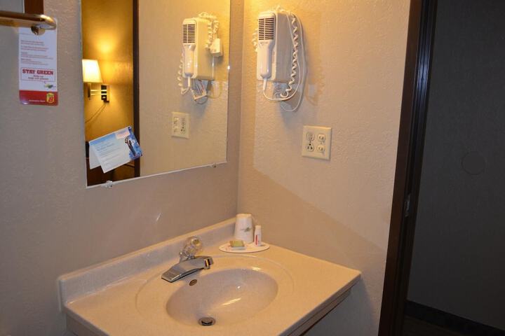 Super 8 by Wyndham Devils Lake
