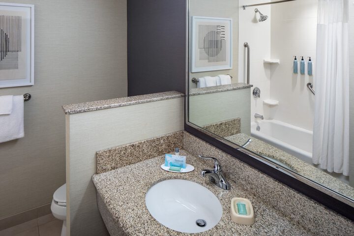 Courtyard by Marriott Charleston Downtown / Civic Center