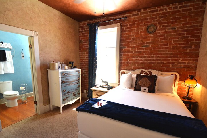 Room 27 of 47