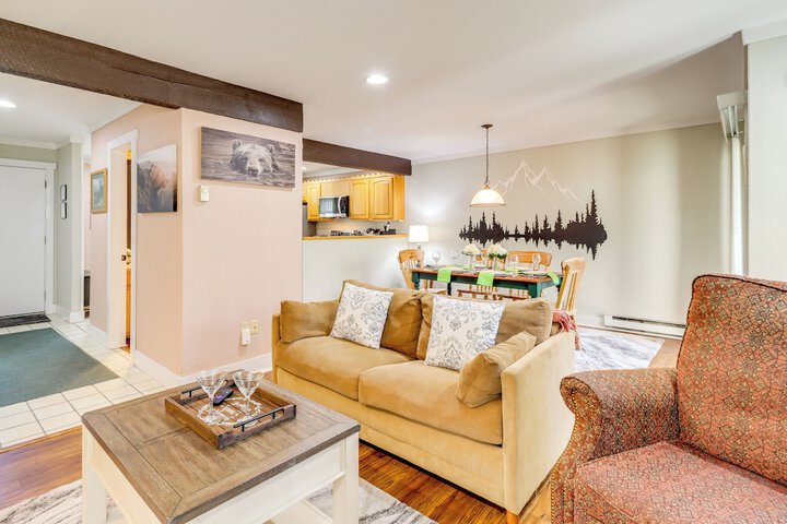 Hike Golf & Explore: Pocono Pines Townhome