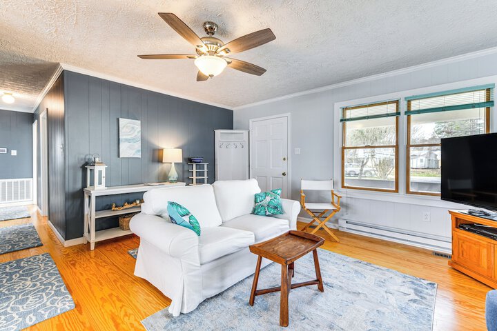 Riverfront Colonial Beach Home w / Private Beach!