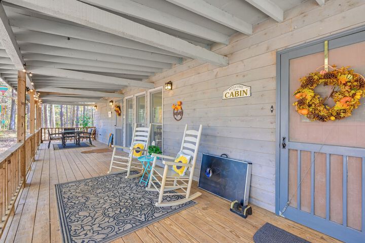 Secluded Hamilton Cabin Retreat w / Private Lake!