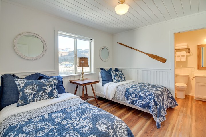 Scenic Bandon Vacation Rental w / Beach Access!