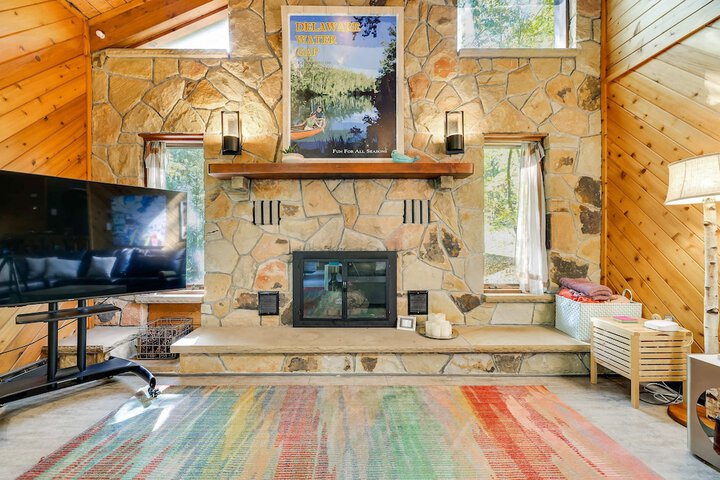 Gorgeous Bushkills Lodge w / Pool Access!