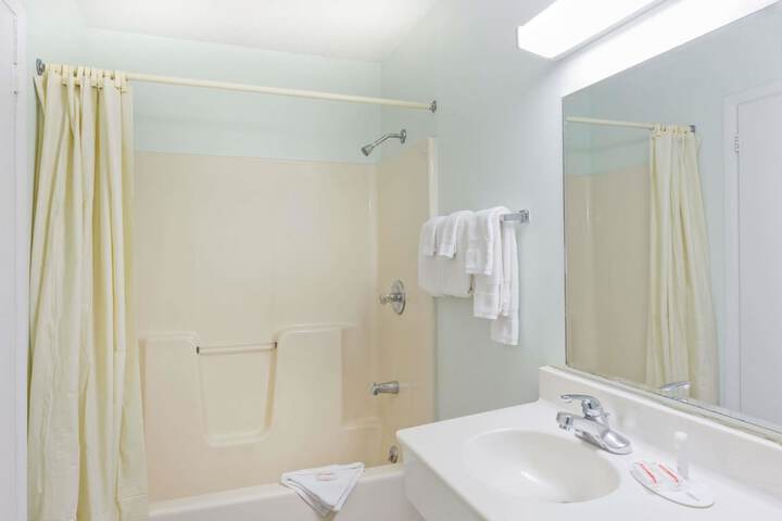 Room 6 of 18