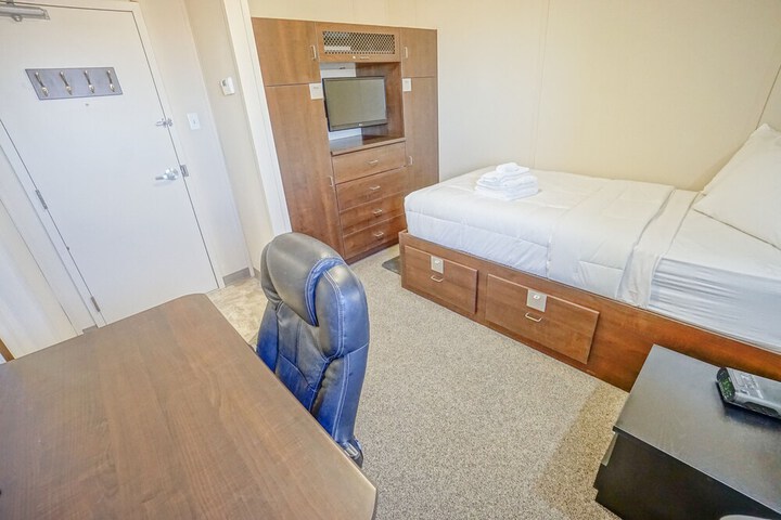 Room 6 of 9