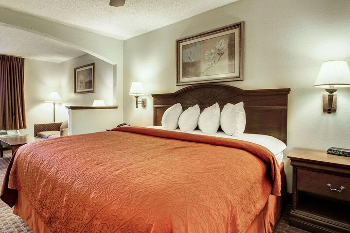 Room 10 of 32