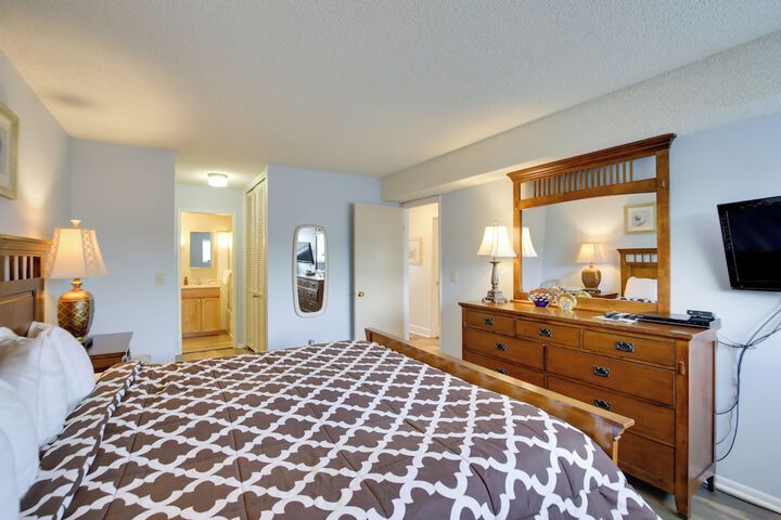 Comfortable Lincoln City Condo w / Patio & Views!