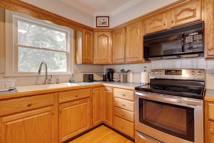 7 Mi to Downtown Providence: Quiet Apt in Seekonk