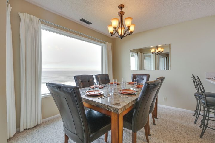 Lincoln City Condo: Pool Access Walk to Beach!
