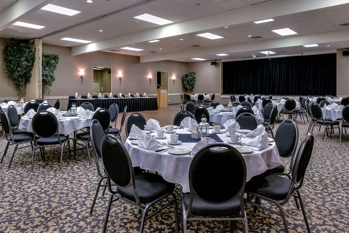 Ballroom/Hall 19 of 21