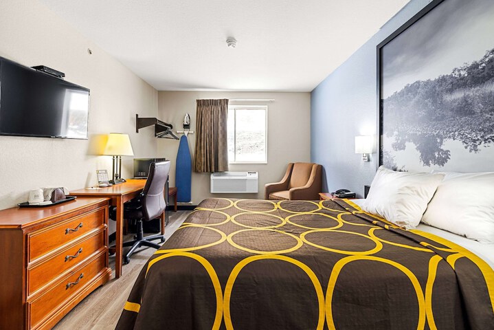 Super 8 by Wyndham Pittsburgh / Monroeville