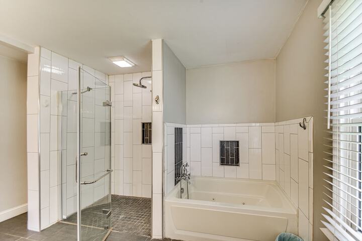 Luxe Lakefront Portsmouth Home: Fish Swim & Play!