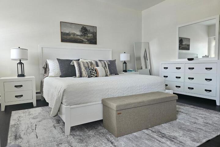 Cozy & Modern 3-Bed Retreat - 8 Mins to Bridge St