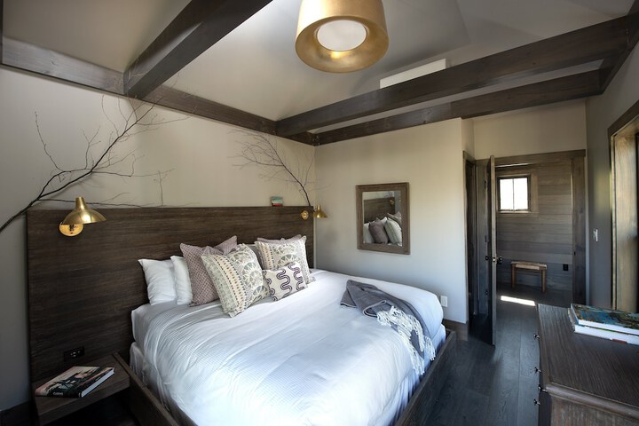 Room 47 of 142