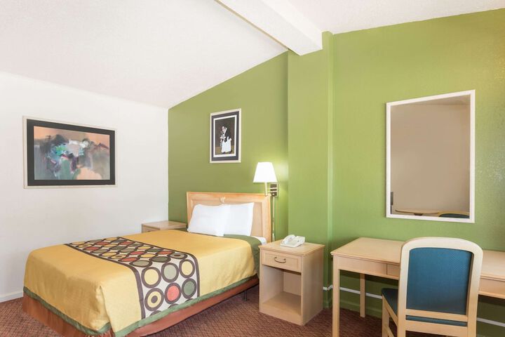 Room 9 of 19