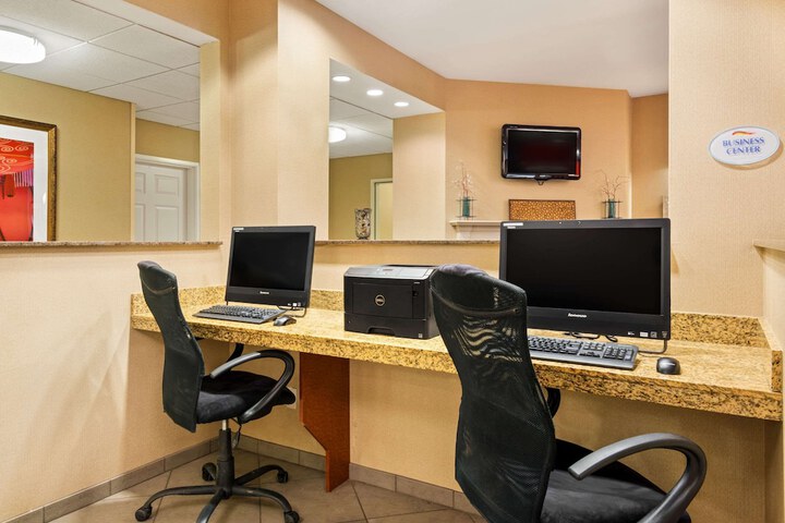 Business Center 27 of 29