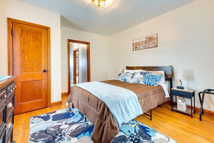 Charming Eagle Grove Farmhouse w / Patio!
