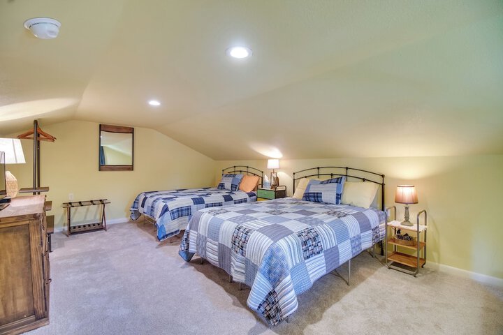 On-site Lake Access: Group Getaway in Afton