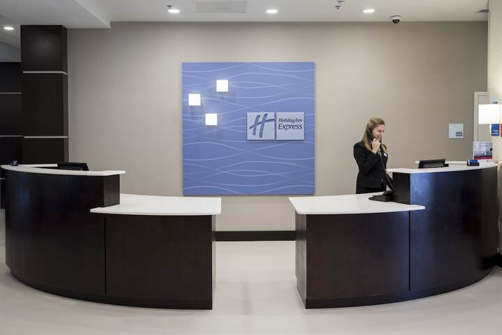 Holiday Inn Express & Suites Edwardsville by IHG