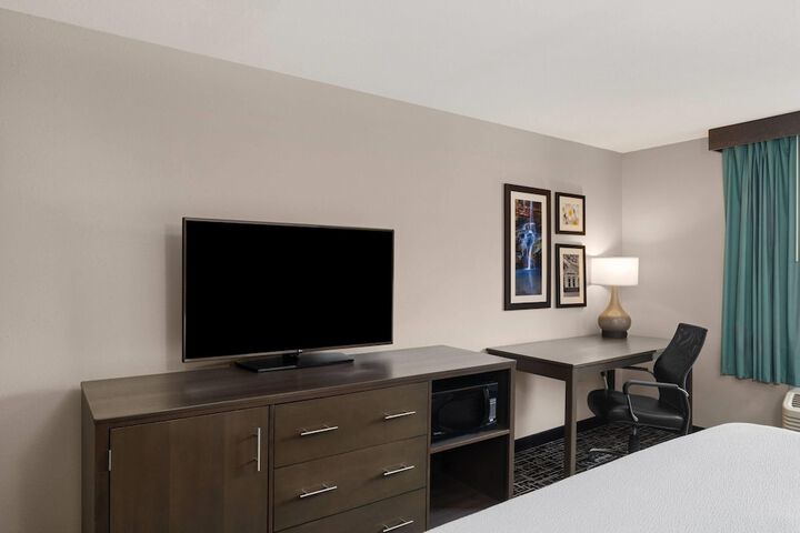 La Quinta Inn & Suites by Wyndham Fayetteville