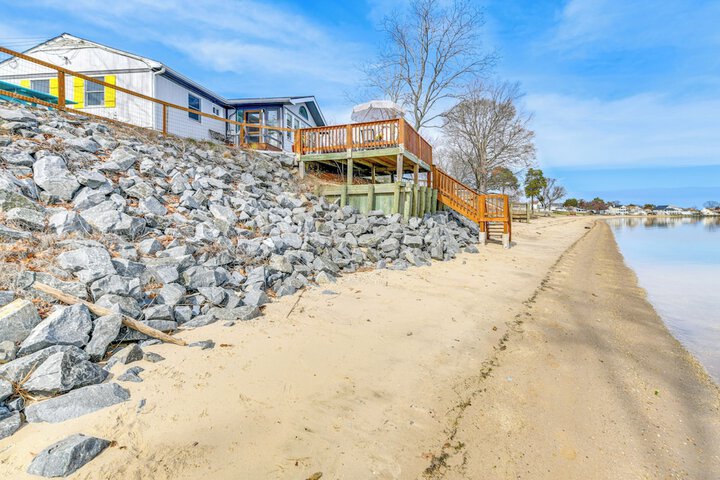 Riverfront Colonial Beach Home w / Private Beach!