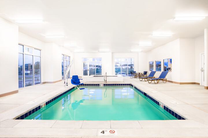 Microtel by Wyndham Vernal / Naples
