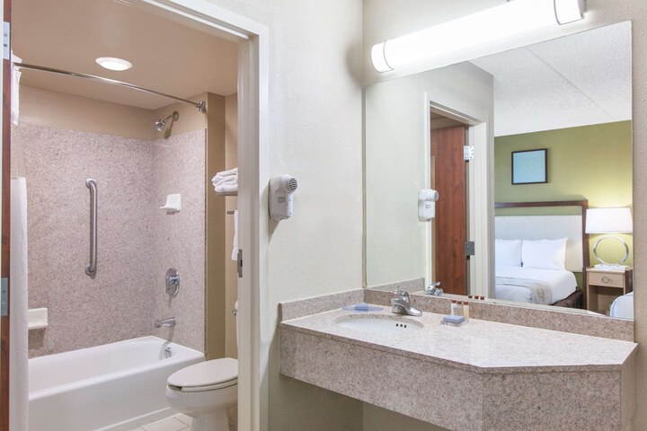 Room 10 of 23