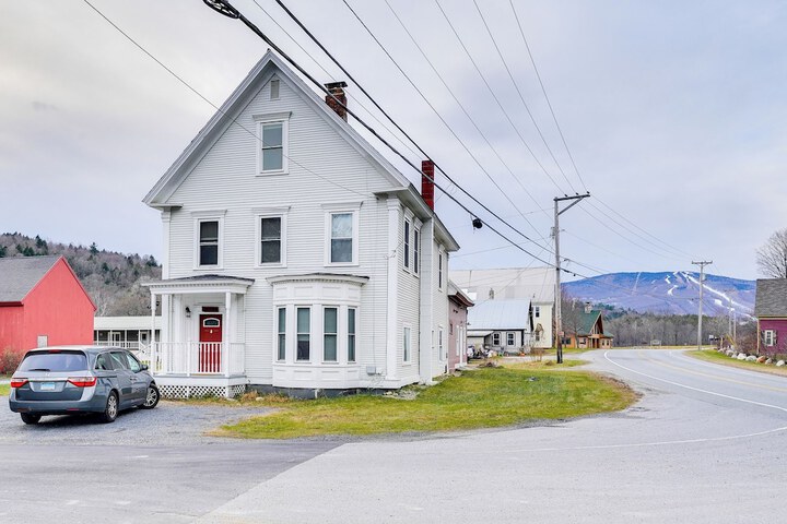 Ludlow Townhome: 3 Mi to Okemo Mountain!