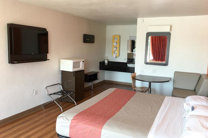 Room 17 of 33