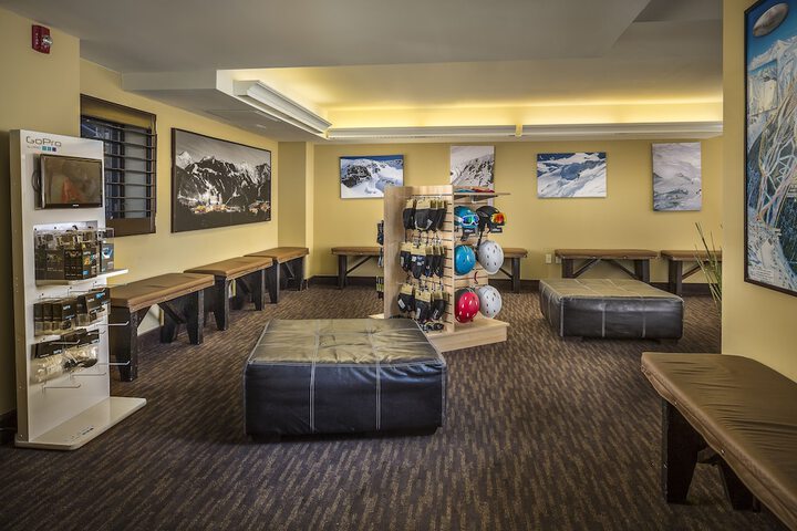 Lounge 119 of 156