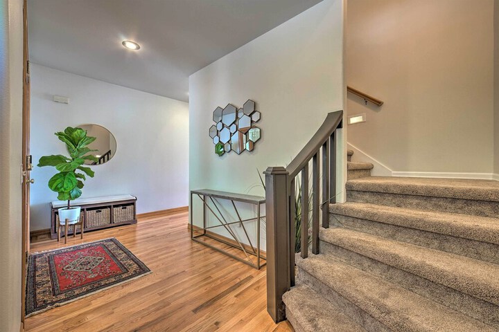 Spacious Lake Stevens Home w / Fire Pit Patio