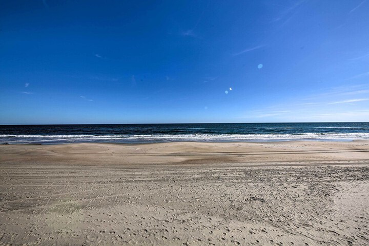 Coastal Home w / Community Pool 2 Miles to Beach!
