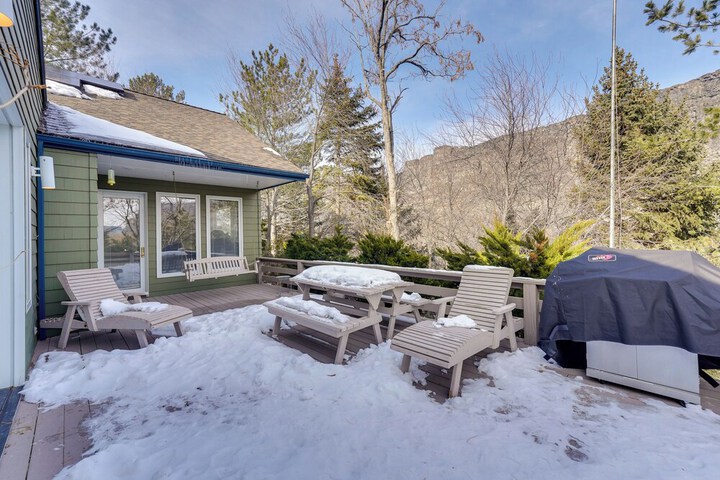 Hot Tub & Snake River Views at Twin Falls Home