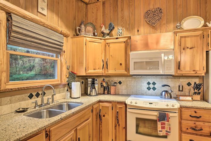 Fletcher Cabin: Wraparound Deck & Pond Access