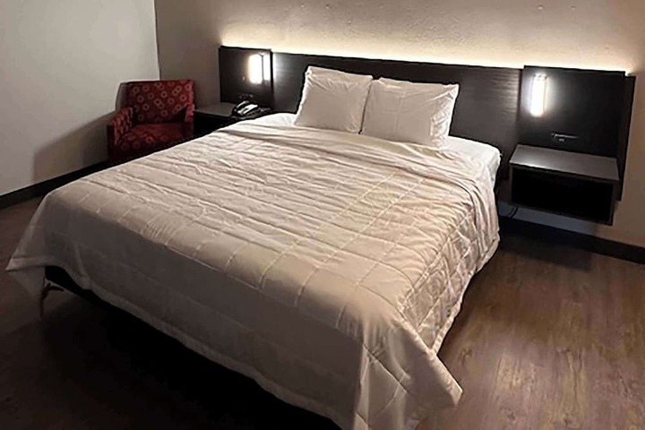 Room 32 of 38
