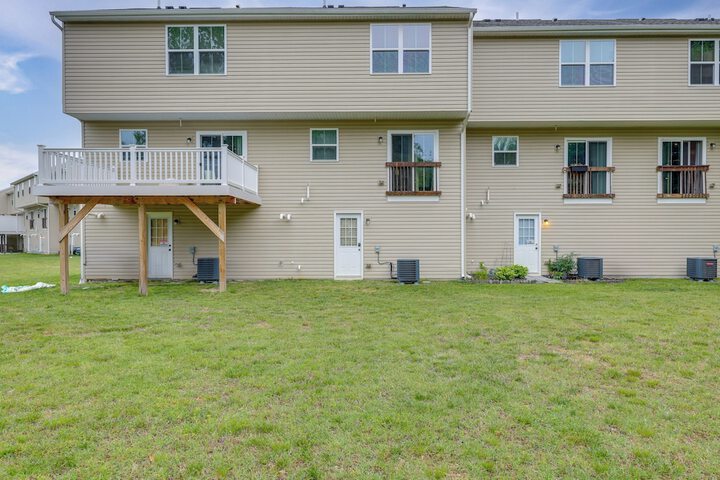 Sunlit Milford Townhome 2 Mi to Riverwalk!