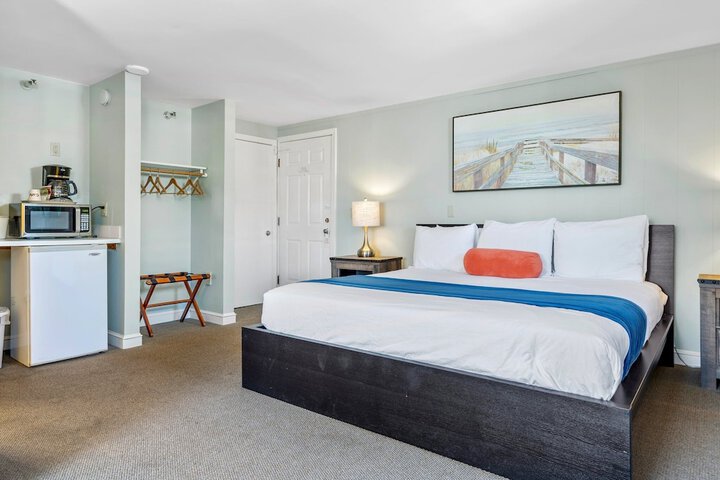 The Lighthouse Inn & Suites