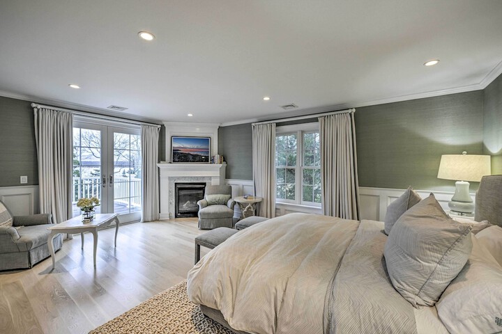 Shelter Island Retreat w / Outdoor Pool!