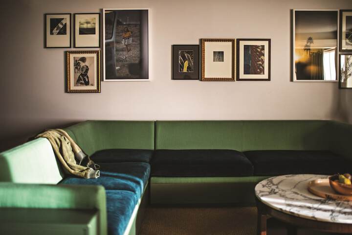 Room 27 of 76