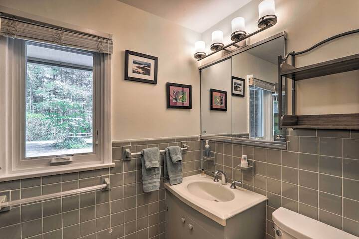 Stunning Fletcher Home: Hot Tub + Fire Pit!