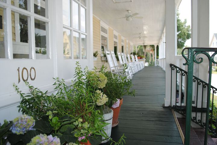Lakeside Inn